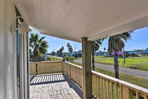 Apartment (0 Bedroom) | Interior - < 1 Mi to Surfside Beach: Open-concept Cottage (Freeport)