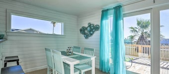 < 1 Mi to Surfside Beach: Open-concept Cottage