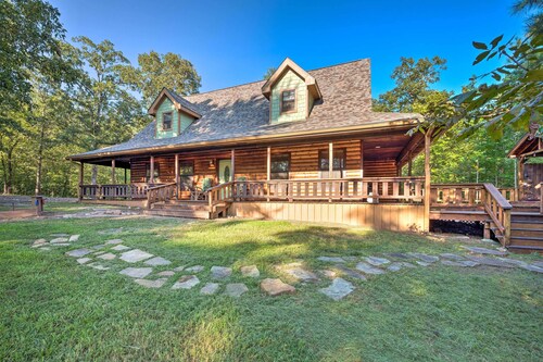 Broken Bow Retreat on 2 Acres w/ Hot Tub & Deck!