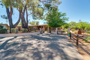 Cottage (1 Bedroom) | Interior - Shared Hot Tub + Fire Pit: Tucson Casita By Hiking (Tucson)