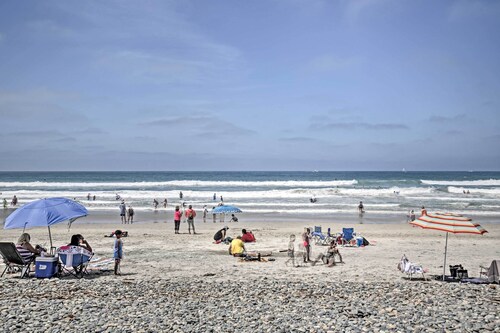 Oceanside Home w/ Yard - Walk to Beach & Pier