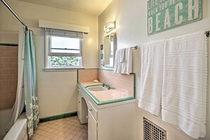 Interior - Oceanside Home w/ Yard - Walk to Beach & Pier (Oceanside)