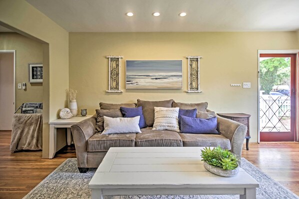 Interior - Oceanside Home w/ Yard - Walk to Beach & Pier (Oceanside)