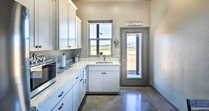 Modern Elgin Home: Walk to Wineries + Pets Welcome