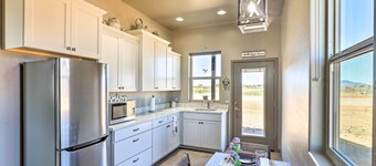 Modern Elgin Home: Walk to Wineries + Pets Welcome