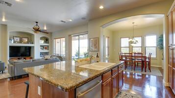 House (5 Bedrooms) | Interior