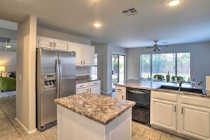 Interior - 2 Mi to Peoria Sports Complex: Pet-friendly Escape (Peoria)