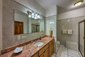 Talo (5 Bedrooms) | Kylpyhuone