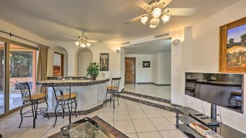 House (5 Bedrooms) | Interior