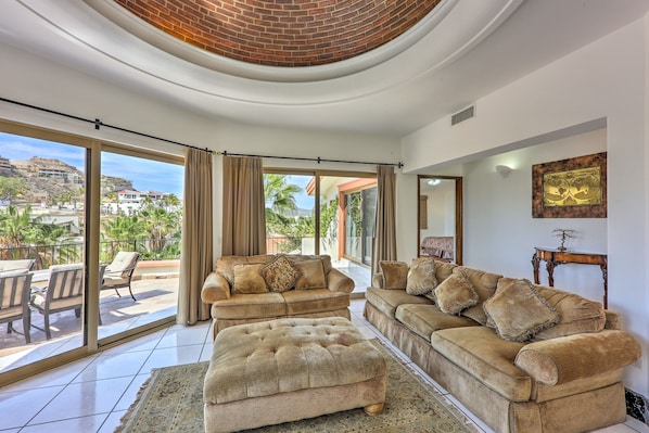House (5 Bedrooms) | Interior