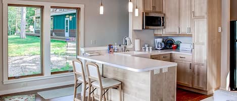 Maison (1 Bedroom) | Cuisine privée | Four à micro-ondes, lave-vaisselle, vaisselle et ustensiles, essuie-tout