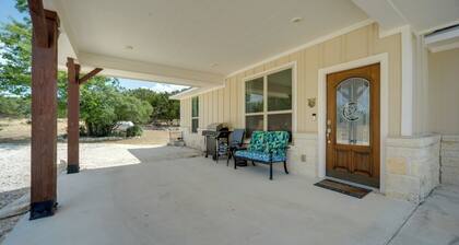 Hill Country Casita w/ Patio: 13 Mi to Dtwn Boerne