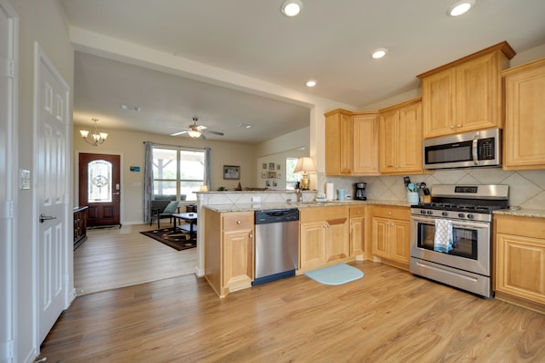 Interior - Hill Country Casita w/ Patio: 13 Mi to Dtwn Boerne (Boerne)