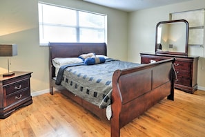 4 bedrooms, bed sheets - St Petersburg Home W/pool - 4 Miles From Downtown! (St. Petersburg)