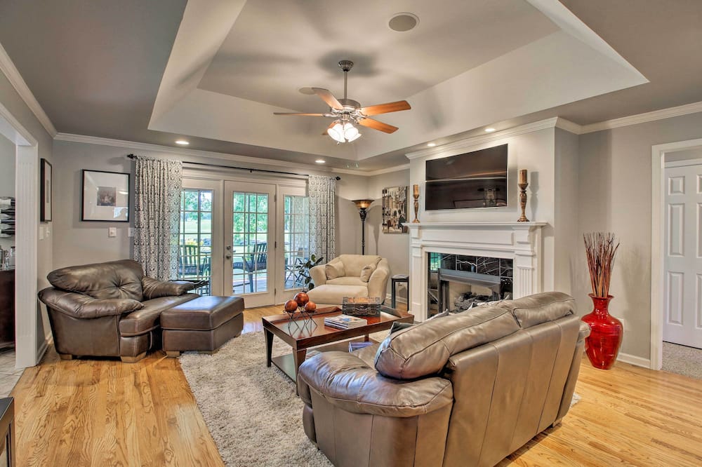 Gallatin House on Long Hollow Golf Course! - Cottontown, TN