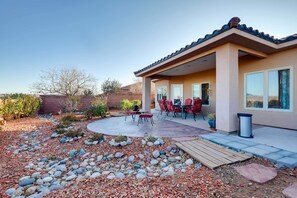 Interior - Fire Pit & Mountain Views: Horseshoe Bend Retreat (Page)