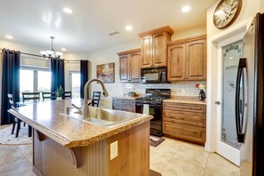 Interior - Fire Pit & Mountain Views: Horseshoe Bend Retreat (Page)