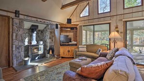 Living area - 1 Mi to Arrowhead Lake: Pocono Home w/ Fire Pit (Pocono Lake)
