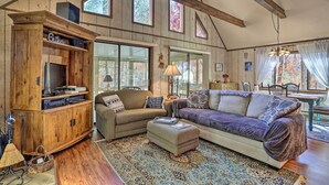 Interior - 1 Mi to Arrowhead Lake: Pocono Home w/ Fire Pit (Pocono Lake)