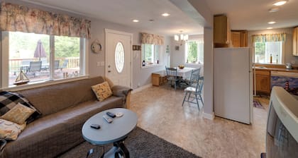 Herron Island Cabin w/ Deck: Walk to Beach!
