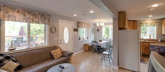Herron Island Cabin w/ Deck: Walk to Beach!