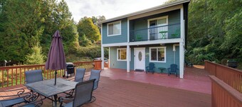 Herron Island Cabin w/ Deck: Walk to Beach!