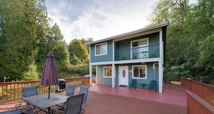 Herron Island Cabin w/ Deck: Walk to Beach!
