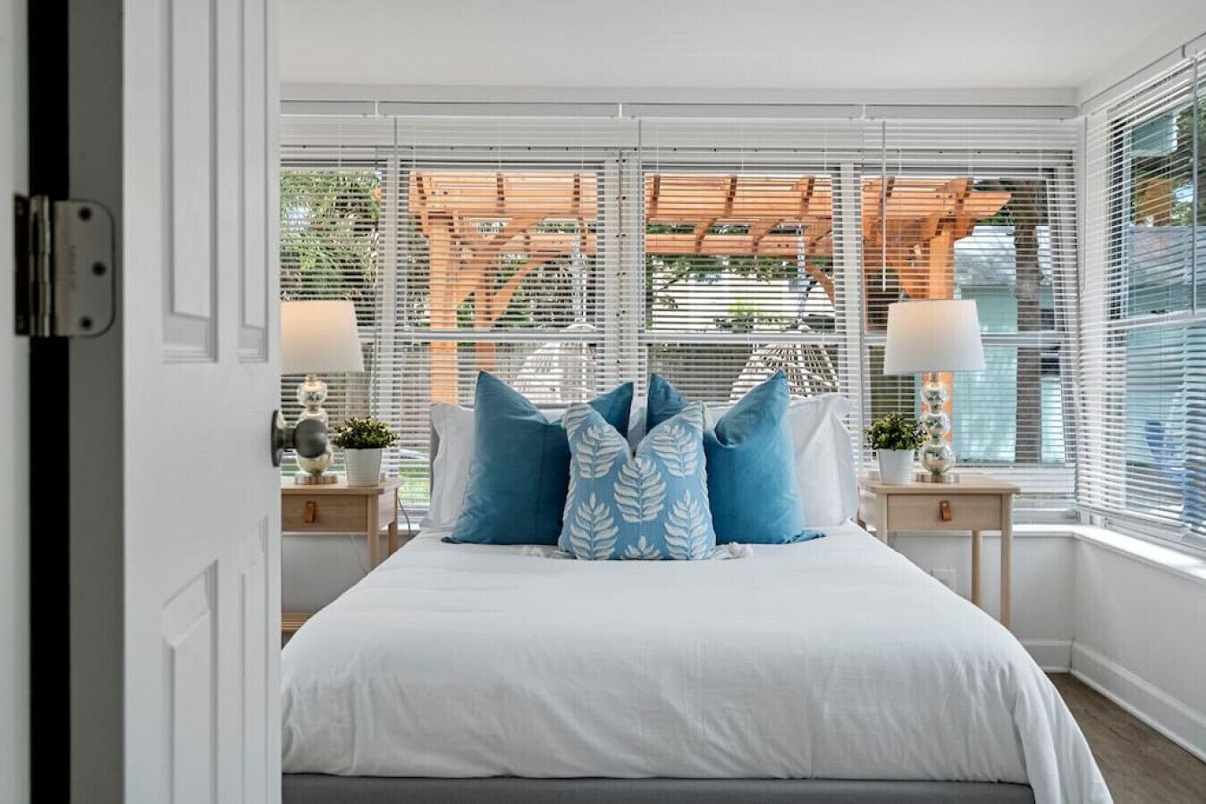 3 間睡房、書桌、熨斗/熨衫板、可攜式嬰兒床