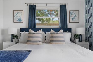 3 habitaciones, escritorio y tabla de planchar con plancha 