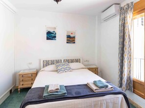 4 bedrooms, iron/ironing board, internet, bed sheets