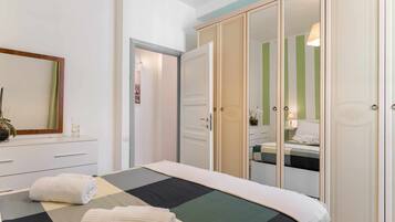 2 bedrooms, iron/ironing board, free WiFi, bed sheets