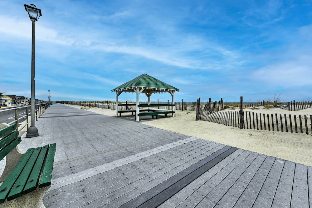 Seaside Park Apt: Outdoor Shower, Walk to Beach! - Berkeley Township, NJ