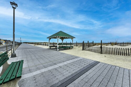 Seaside Park Apt: Outdoor Shower, Walk to Beach!