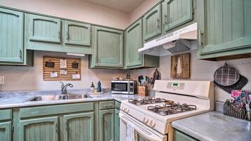 Apartment (0 Bedroom) | Private kitchen | Microwave, oven, stovetop, highchair