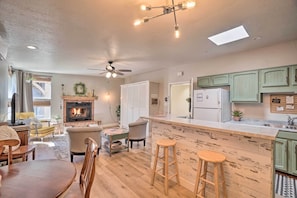 Apartment (0 Bedroom) | Private kitchen | Microwave, oven, stovetop, highchair - Williams Studio on Famous Route 66 With Fireplace! (Williams)