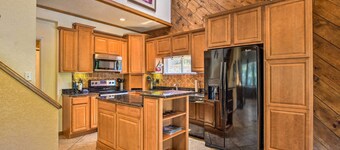 Private Deck & Dock: Home on Lake Hamilton!