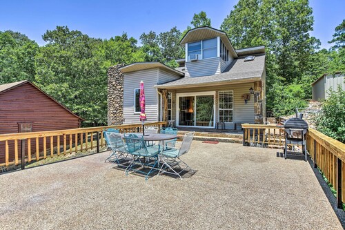 Private Deck & Dock: Home on Lake Hamilton!