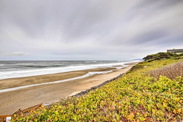 Lincoln Beach Condo W/ Balcony + Ocean Views! - Depoe Bay, OR