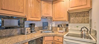 Ski Lovers Studio w/ Easy Pool + Hot Tub Access!