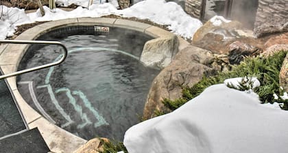 Ski Lovers Studio w/ Easy Pool + Hot Tub Access!