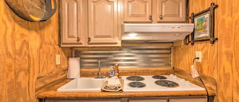 House (1 Bedroom) | Private kitchen | Microwave, oven, stovetop, cookware/dishes/utensils