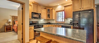 Conneaut Lake Home With Yard, 1/2 Mi to Beach/park