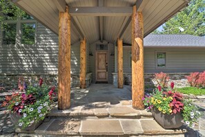 Interior - West Glacier Home w/ Majestic Mountain Views! (West Glacier)