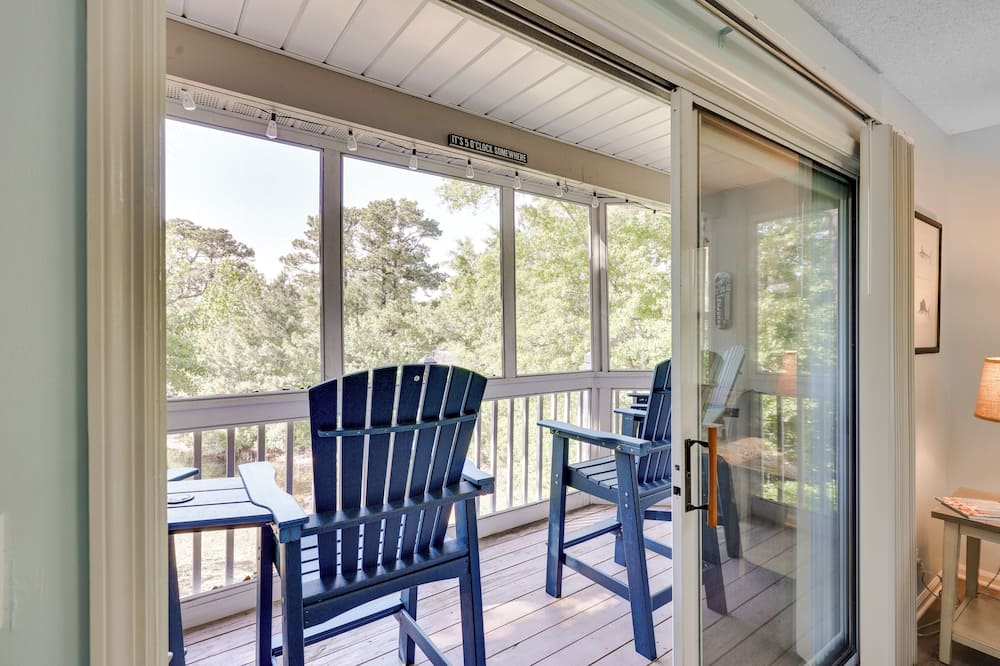 Southport Fall Getaway Condo w/ Deck + Pool - Bolivia, NC