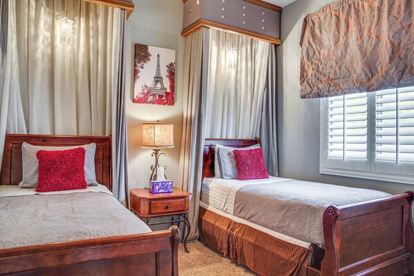 House (3 Bedrooms) | Interior - Poolside Paradise! Luxe Golf Getaway in Phoenix (Phoenix)