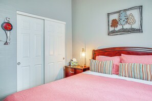 House (3 Bedrooms) | Interior - Poolside Paradise! Luxe Golf Getaway in Phoenix (Phoenix)