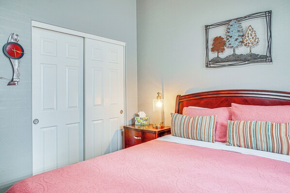 House (3 Bedrooms) | Interior - Poolside Paradise! Luxe Golf Getaway in Phoenix (Phoenix)