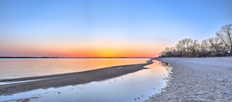Milford Lake Vacation Rental: Walk to Beach!