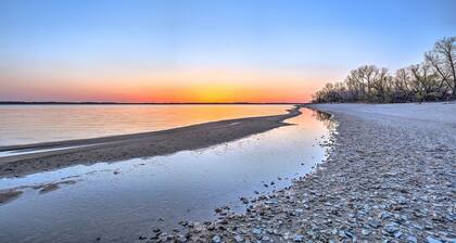 Milford Lake Vacation Rental: Walk to Beach!