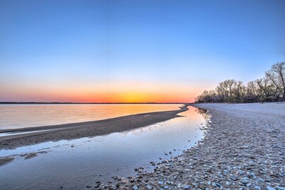 Milford Lake Vacation Rental: Walk to Beach!